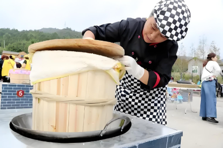 酿酒师在检查酒坛